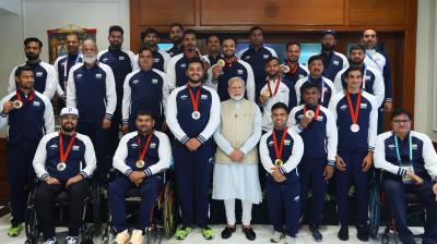 Yogesh Kathuniya (centre) alongside PM Modi.